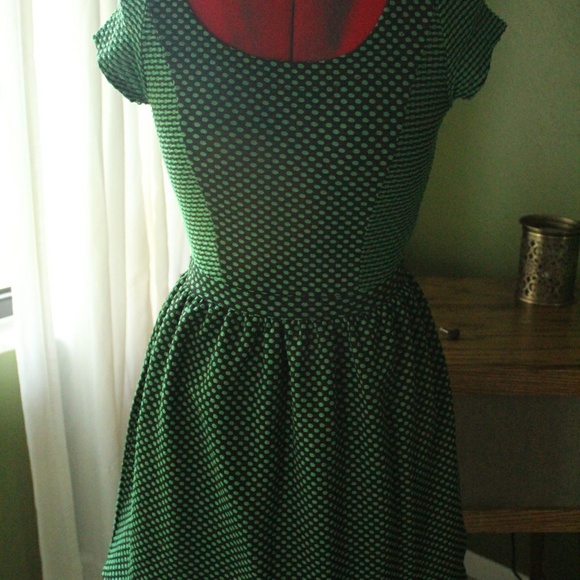 Green dress - Picture 6 of 8